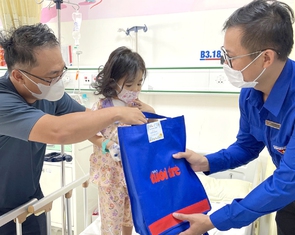 Bạn đọc Tuổi Trẻ tiếp sức chiến binh hoa mặt trời