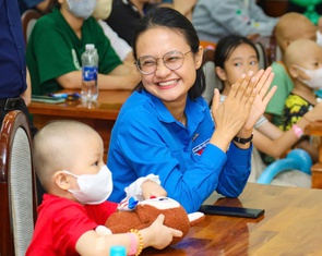 Hơn 100 phần quà ước nguyện tặng bệnh nhi ung thư nhân dịp 1-6