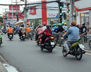 Dù có dải phân cách, xe máy, xe đạp vẫn nối chạy ngược chiều