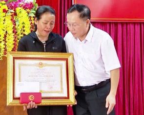 Trao Huân chương Dũng cảm cho người nông dân quên mình cứu người trong lũ