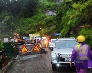 Dòng du khách TP.HCM lên Đà Lạt bị chặn ở đèo Bảo Lộc vì kẹt xe liên tục