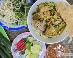 Mì Quảng Sâm, từ quán lề đường đến ngày cả ngàn tô