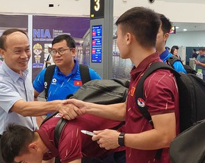 Tuyển Việt Nam được chào đón khi về nước sau trận thua đậm Malaysia