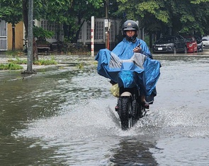 Huế mưa to gây ngập giữa mùa hè