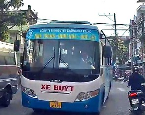 Xử phạt tài xế xe buýt Quyết Thắng Nha Trang vượt ẩu, lấn làn