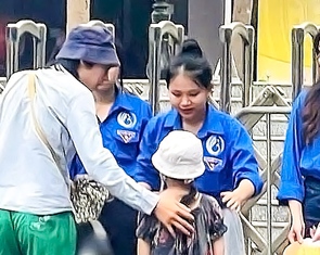 Anh trai 19 tuổi đi thi lớp 10 dắt theo em gái nhỏ và câu chuyện xúc động phía sau
