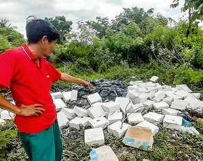 Cả ngàn phôi xà phòng bị đổ trộm ven đê sông ở Ninh Thuận