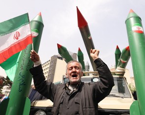 CBS News: Israel sẵn sàng tấn công Iran, Mỹ cảnh báo công dân rời khu vực