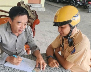 Người chạy xe ba gác ngược chiều bị lập biên bản sau clip đăng trên mạng