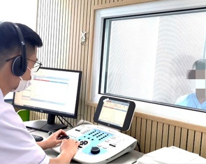 Nam thanh niên đột ngột bị điếc sau khi tắm khuya