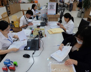 TP.HCM yêu cầu không để người dân đợi quá 20 phút khi nộp hồ sơ tại phường, xã mới