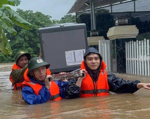 Miền Trung mưa lũ dị thường, 2 người mất tích do lũ cuốn