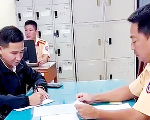 Tài xế xe khách lấn làn xe máy khi các xe khác đang dừng chờ đèn đỏ