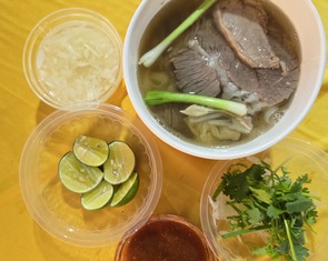 Tô phở Phát Tài vị Bắc nóng hổi ở lễ hội Ngày không tiền mặt