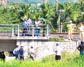 Người đàn ông nằm giữa đường ray, bị xe lửa tông chết