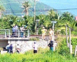 Người đàn ông nằm giữa đường ray, bị xe lửa tông chết