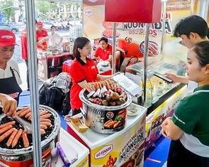 Khách hào hứng chờ ăn lạp xưởng, mì ly, gian hàng thực phẩm đón lượng lớn khách ở lễ hội