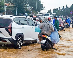 Đà Lạt ngập cục bộ dọc suối Phan Đình Phùng trong mưa lớn