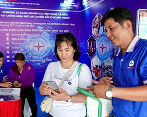 Người dân bất ngờ với những tiện ích trong ứng dụng chăm sóc khách hàng của ngành điện