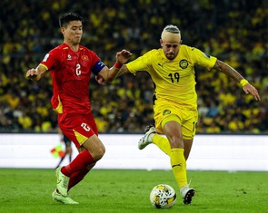 Bóng đá Việt Nam không chọn cách làm như Malaysia, Indonesia