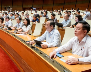 Quốc hội thông qua luật buộc xe điện, vật liệu xây dựng dán nhãn năng lượng