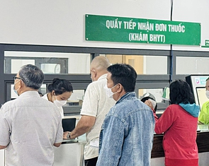 Xếp hàng, chờ 'dài cổ' lấy thuốc bệnh mạn tính