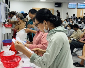 Đợi nửa ngày để được khám 3 phút, sao không cấp phát thuốc tại trạm y tế, đỡ phiền hà bệnh nhân?