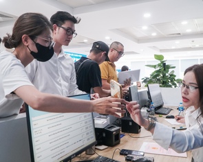 Bất ngờ với cảnh vắng vẻ lúc 5h sáng tại nơi người dân từng xếp hàng dài chờ làm thủ tục hành chính