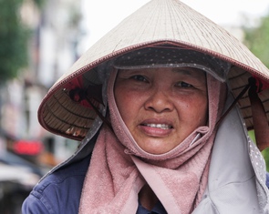 Người Hà Nội chật vật mưu sinh trong ngày nắng nóng như đổ lửa