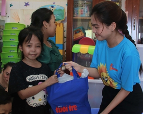 Vừa trở lại bệnh viện, bệnh nhi ung thư vui mừng khi nhận quà từ báo Tuổi Trẻ