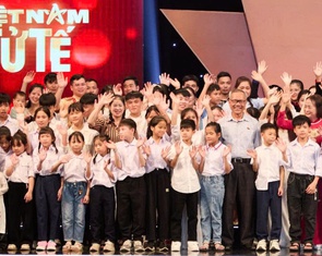 Cảm ơn ông Chắt - 'người cha' của 300 trẻ em, bà Bình - 'người mẹ' nuôi con người khác 21 năm