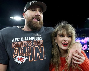 Chuyện tình Taylor Swift và Travis Kelce tạo cơn sốt thời trang bóng bầu dục