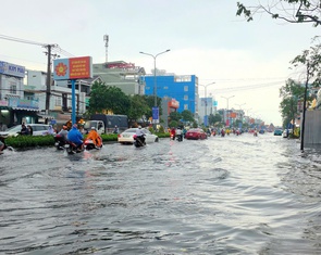 Cần Thơ mưa lớn nhất từ đầu mùa, các tuyến đường ngập như sông