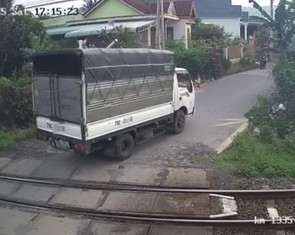 Phạt tài xế xe tải tông gãy gác chắn đường sắt
