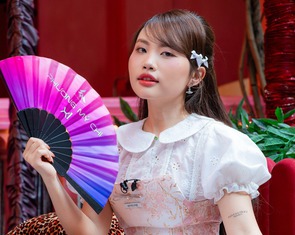 Clip Phương Mỹ Chi hóa thân Na Tra gây sốt; Angelababy kiện vu khống ngoại tình