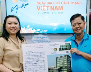 Nhạc sĩ Nguyễn Văn Hiên tặng ca khúc ‘Tuổi Trẻ - Vì một thế giới mới’ cho báo Tuổi Trẻ