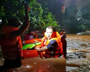Thái Nguyên ngập sâu vì mưa lớn, dân leo lên mái nhà cầu cứu