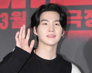 Một tài tử 50 tuổi ngừng hoạt động vì bê bối tình dục; Suga BTS xin lỗi ngay khi xuất ngũ