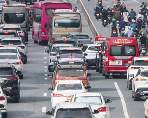 Lắp rào chắn trên đường Võ Chí Công, Phạm Văn Đồng gây ùn tắc, lãnh đạo Sở Xây dựng Hà Nội nói gì?