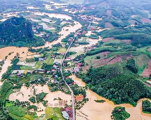 Sơ tán hàng trăm hộ dân khỏi biển nước đe dọa ngay trong đêm