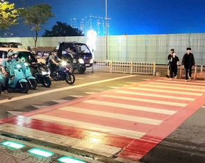 Người dân ủng hộ, TP.HCM tính mở thêm đèn cảnh báo chỉ vạch đi bộ