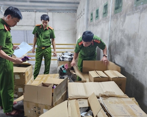 Mỹ phẩm không rõ nguồn gốc thu giữ tính theo đơn vị tấn
