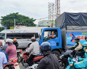 Hơn 10km quốc lộ 1 ùn nghiêm trọng, cửa ngõ TP.HCM nghẽn từ sáng đến chiều