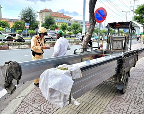 Cảnh sát giao thông TP.HCM xử lý xe ba gác, xe lôi tự chế chở sắt thép dài ngoằng