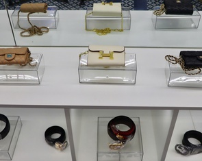 Trưng bày hàng giả túi xách Hermes, đồng hồ Rolex, kính mắt Chanel ở Tràng Tiền