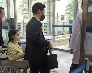 Cựu đệ nhất phu nhân Hàn Quốc Kim Keon Hee rời viện trên xe lăn