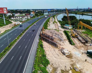 Dự án 3.200 tỉ 'giải cứu' cửa ngõ nam Hà Nội: Công trường vắng lặng, máy móc nằm im