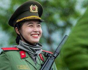 Chiến sĩ công an vượt nắng gắt, luyện diễu binh mừng 80 năm Ngày Quốc khánh