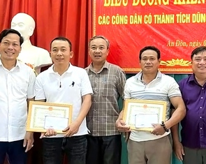 Khen thưởng 3 người cứu phụ nữ đuối nước giữa sông Thạch Hãn rồi lặng lẽ rời đi