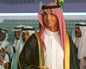 Ronaldo nói gì để bị chỉ trích 'yêu tiền hơn yêu nước'?